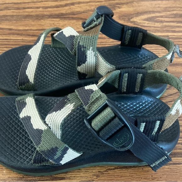 Kids Chaco camo sandal size12 - Picture 2 of 5